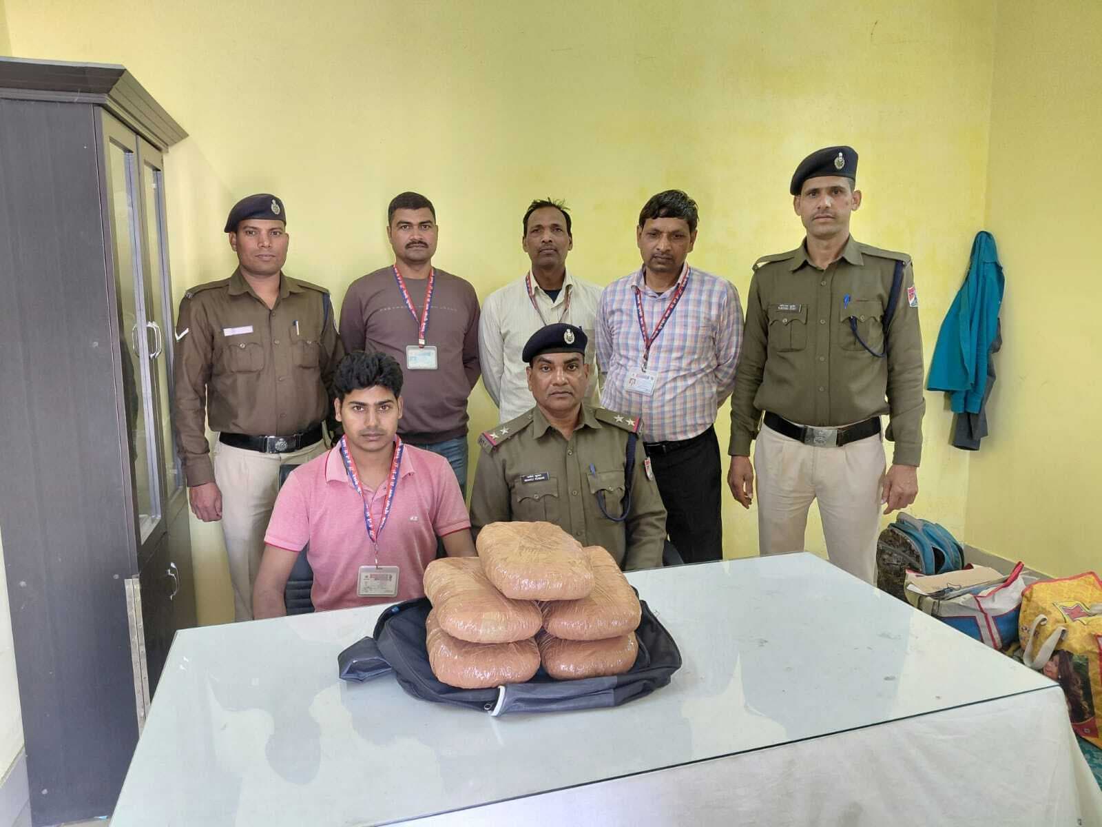 नीलांचल एक्सप्रेस से 2.5 लाख का पांच किलो गांजा बरामद