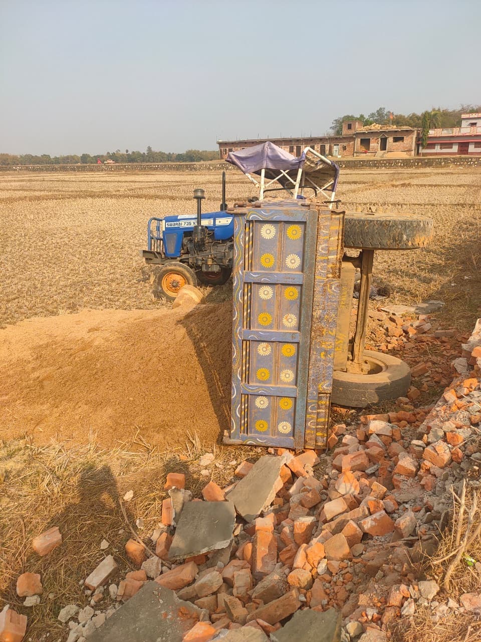 Giridih News :बालू लदा ट्रैक्टर पलटा, चालक की मौके पर मौत