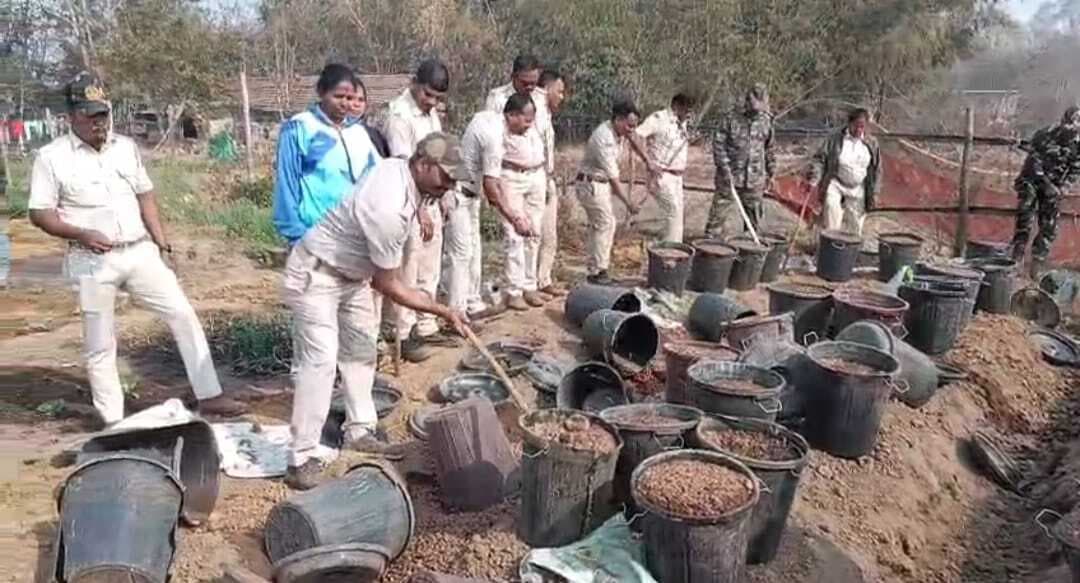 Chaibasa News : 950 लीटर देसी शराब नष्ट