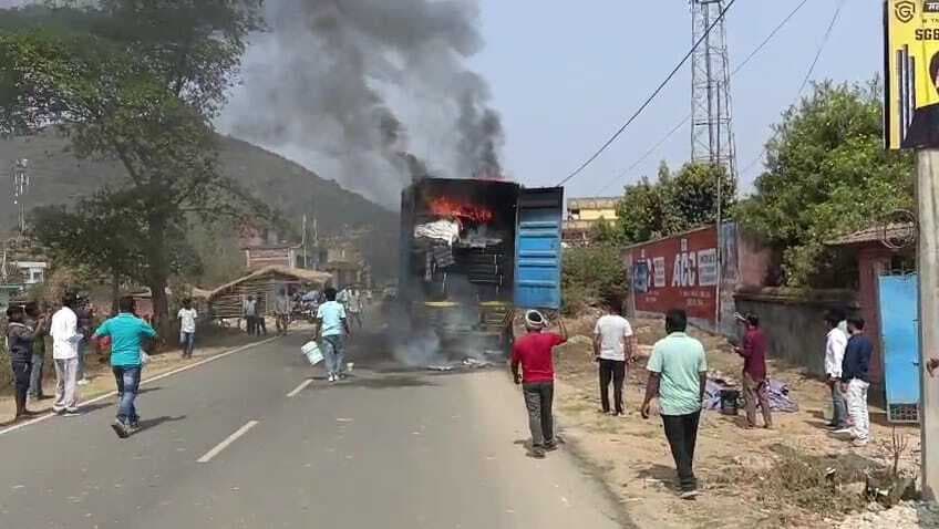 Seraikela Kharsawan News : ईचागढ़ में 11 हजार वोल्ट तार से शॉर्ट सर्किट, कंटेनर में लगी आग