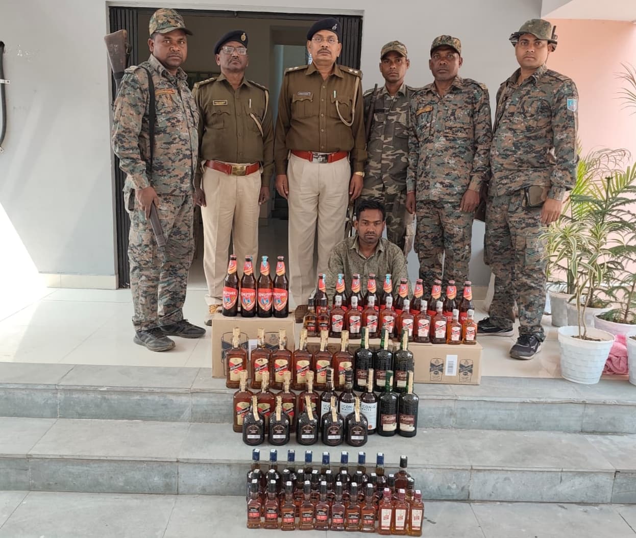 East Singhbhum News : हाथीखेदा मंदिर के पास से भारी मात्रा में शराब बरामद, कारोबारी गिरफ्तार