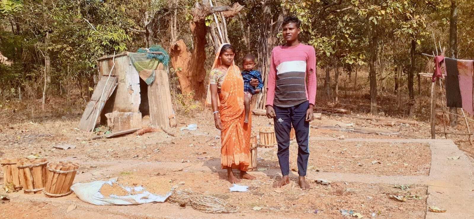 East Singhbhum News : बिचौलियों ने ठग ली जनमन आवास की राशि, अधर में लटका निर्माण