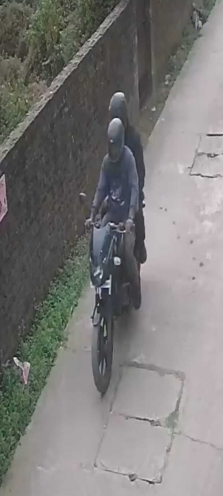 Dhanbad News: धनबाद में दिनदहाड़े दो महिलाओं के गले से चेन छीनी, भागते अपराधी सीसीटीवी में कैद