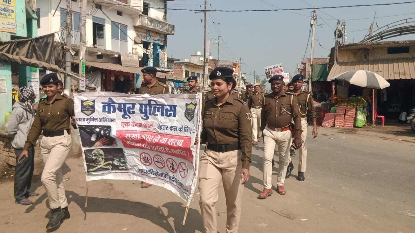 पुलिस सप्ताह पर बाजार में निकाली गयी पदयात्रा