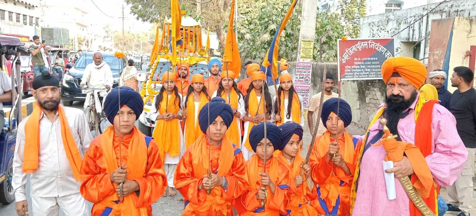 गुरु गोविंद सिंह के प्रकाशोत्सव पर निकाली भव्य शोभायात्रा