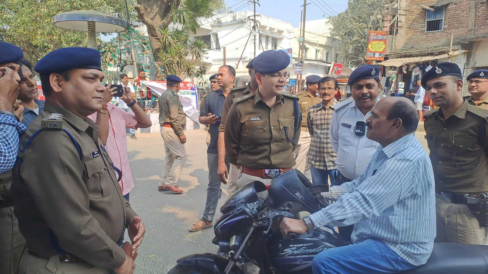 ट्रैफिक नियम का पालन करने व तोड़ने वालों को बांटे गये गुलाब के फूल