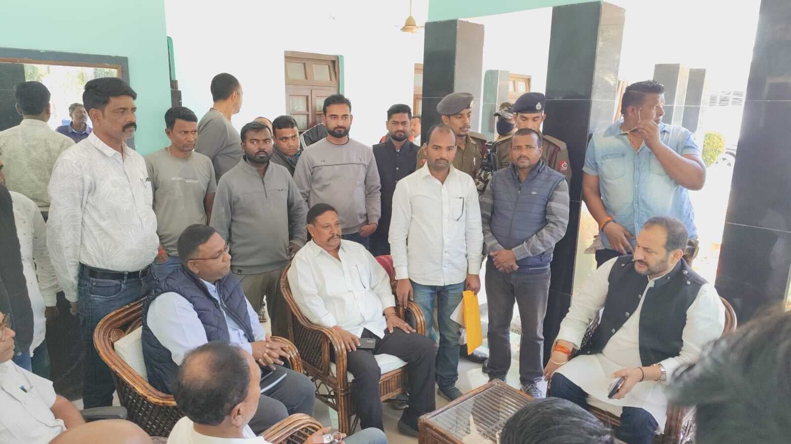 जनता दरबार में पहुंचे विधायक, बिजली संकट व जमीन विवाद पर अधिकारियों को दिए सख्त निर्देश