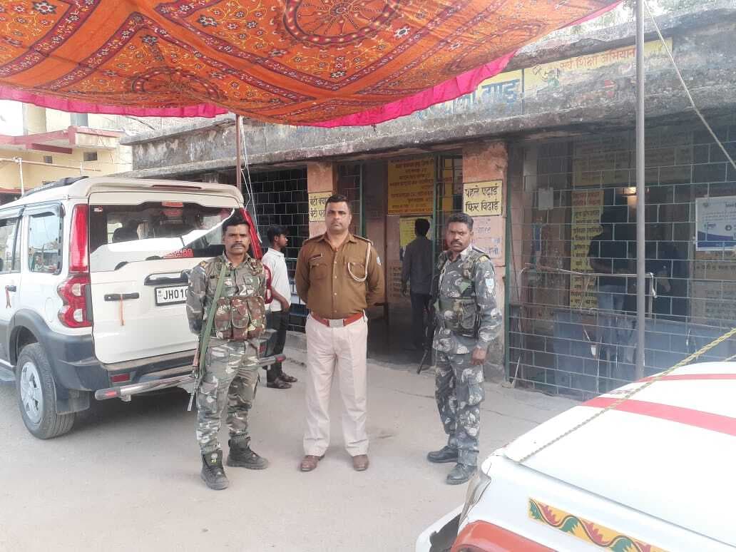 बुंडू के मतदान केंद्रों में पहुंची पोलिंग पार्टी, 16 मतदान केंद्रों की सुरक्षा कड़ी