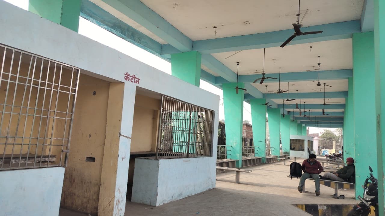 मॉडल बस स्टैंड बना असामाजिक तत्वों का अड्डा