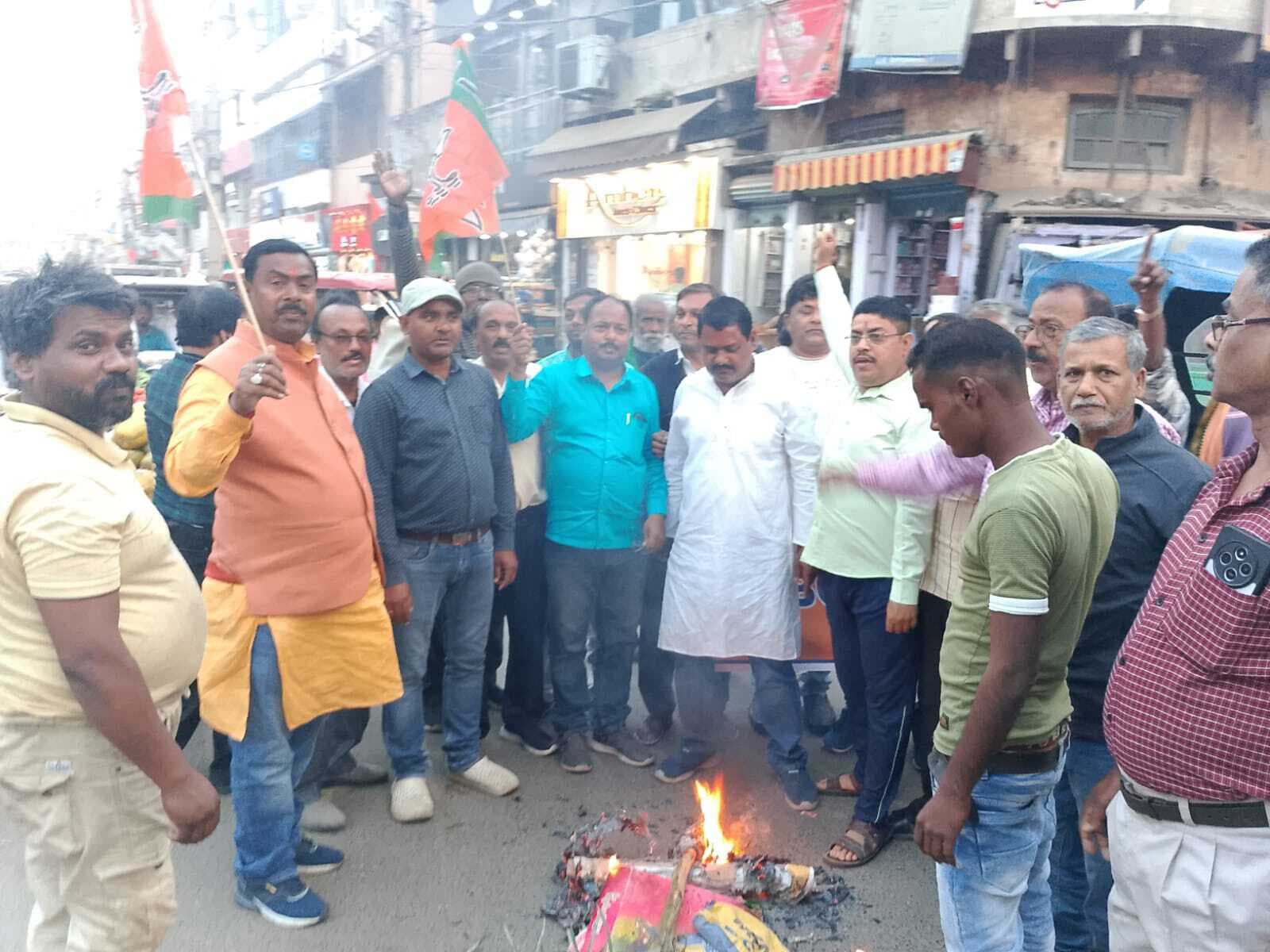 भाजपा ओबीसी मोर्चा ने कांग्रेस के खिलाफ की नारेबाजी, राहुल गांधी का फूंका पुतला