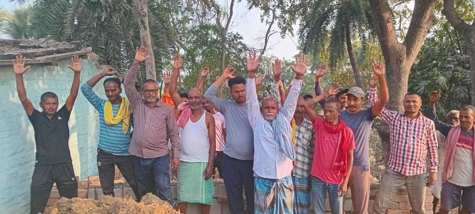 घटिया जल मीनार निर्माण कार्य पर भड़के ग्रामीणों ने किया विरोध-प्रदर्शन