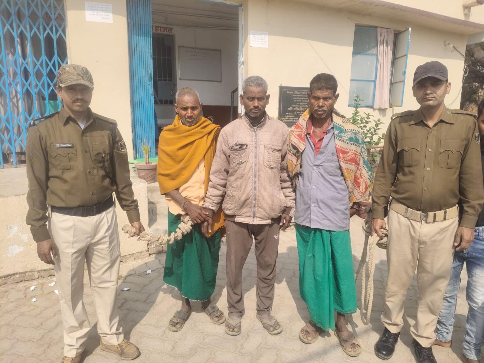 शराब के साथ तीन धंधेबाज गिरफ्तार