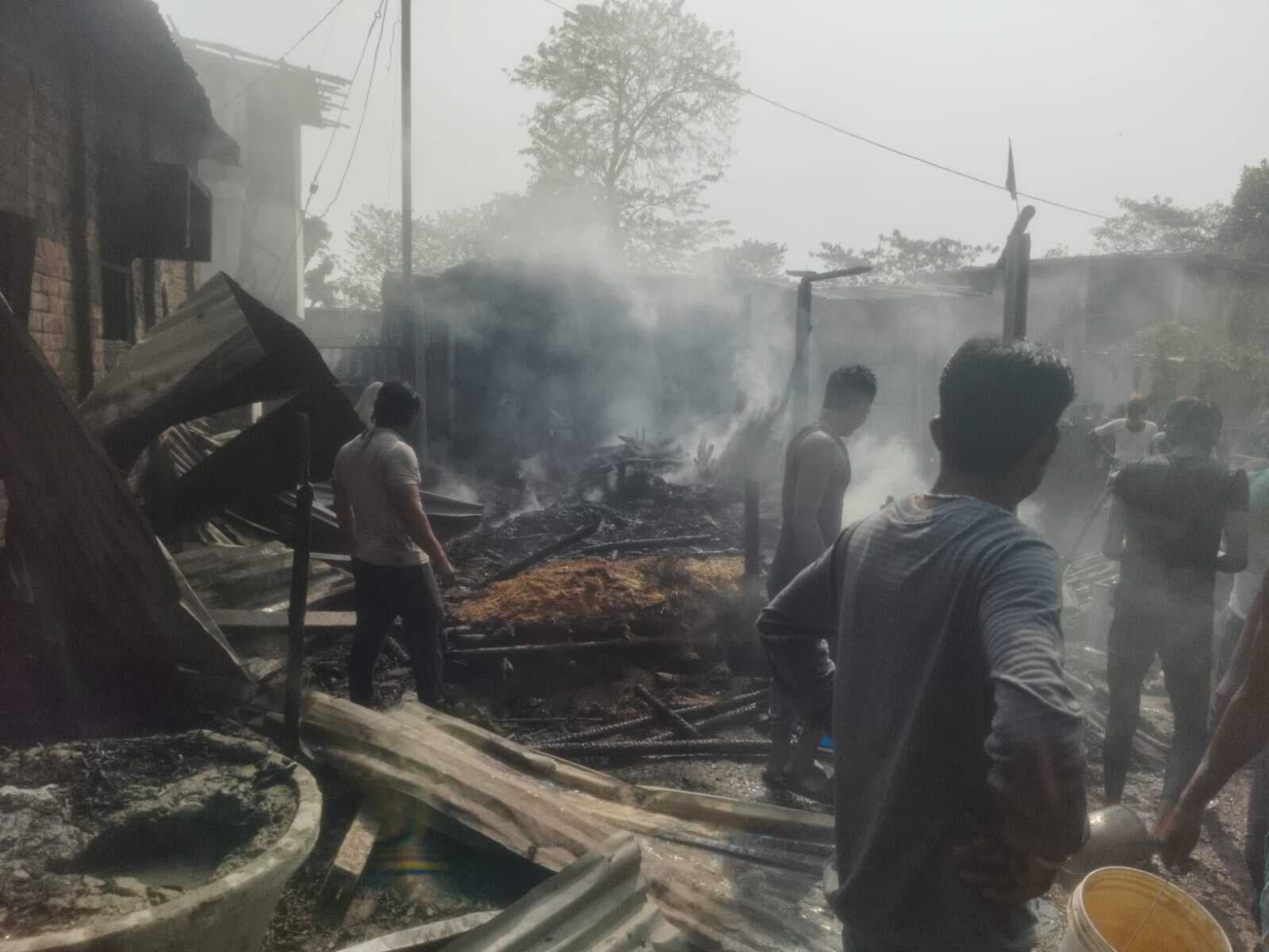 लीलजी पेलापुर में आग लगने से चार परिवारों का घर जला, लाखों के समान जले