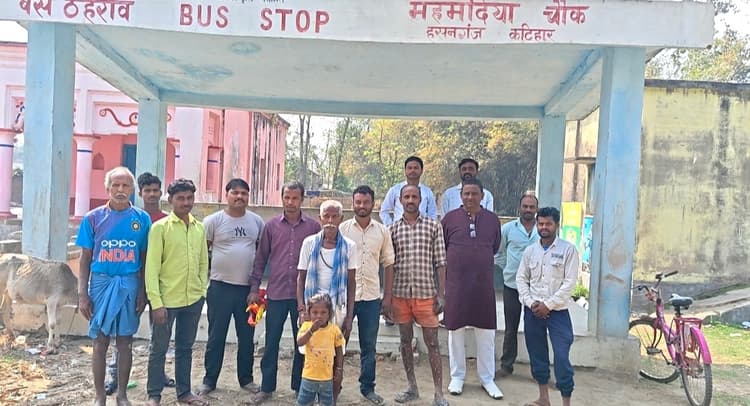 महमदिया में बस ठहराव केंद्र बनी है शोभा की वस्तु