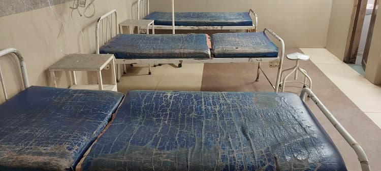 सदर अस्पताल के नये भवन में लगाये गये बेड, गद्दे, फर्नीचर समय पूर्व हो गये खराब