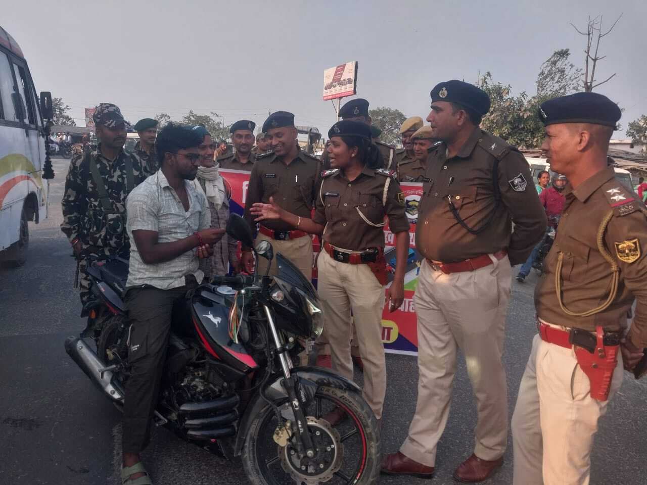 बिना हेलमेट बाइक चला रहे चालकों को चॉकलेट देकर किया जागरूक