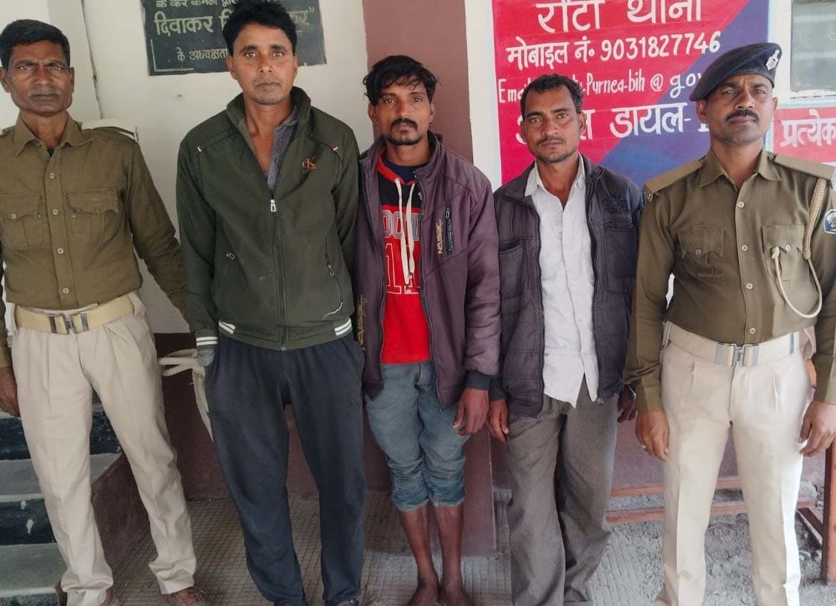 गुढ़ी टोला चौक के पास तीन शराबी गिरफ्तार