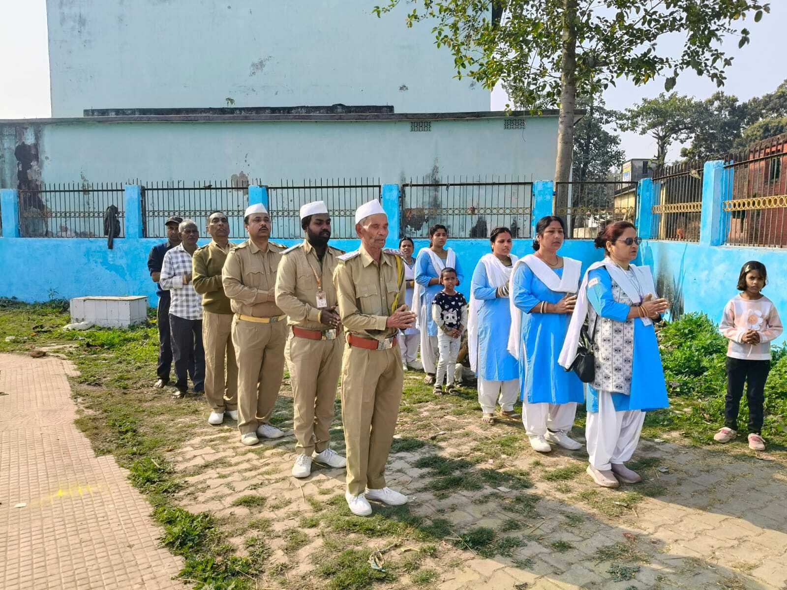 संत निरंकारी के अनुयायियों व संतों ने की तालाब की सफाई