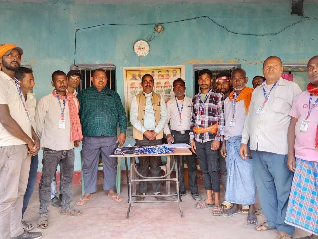 सफाई कर्मचारियों के बीच आइडी कार्ड का किया विरतण