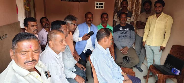 भाजपा कार्यकर्ताओं ने सुना मन की बात कार्यक्रम