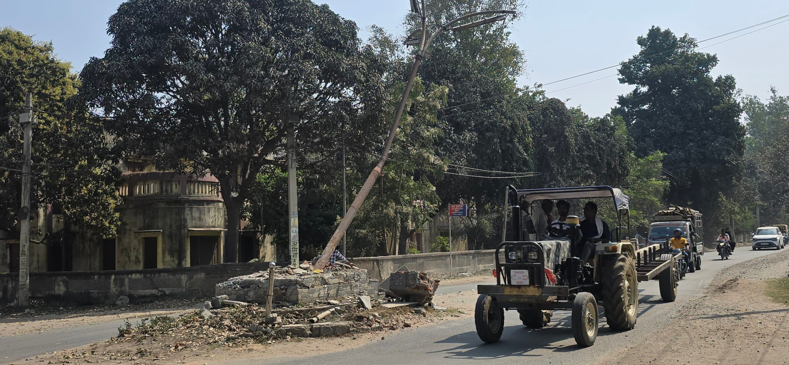 बालू लदे अनियंत्रित ट्रक की टक्कर से मौनिया बिगहा गोलंबर क्षतिग्रस्त