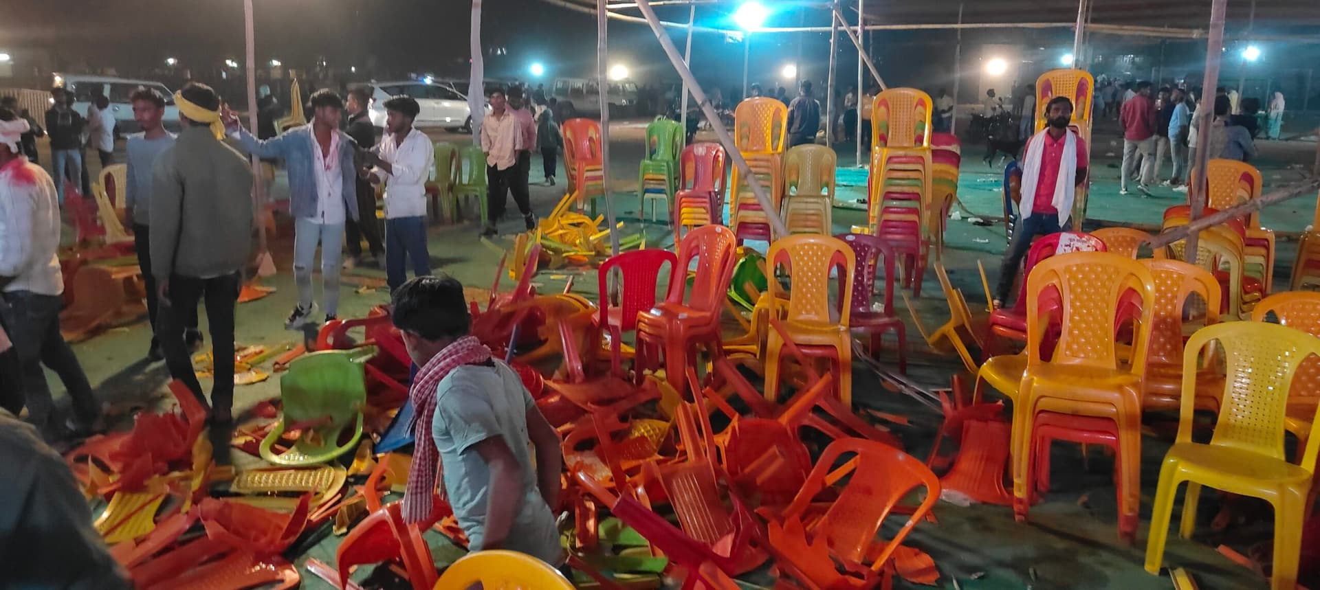 गुप्ताधाम महोत्सव में कलाकारों की प्रस्तुति के दौरान बेकाबू हुई भीड़, टूटीं सैकड़ों कुर्सियां