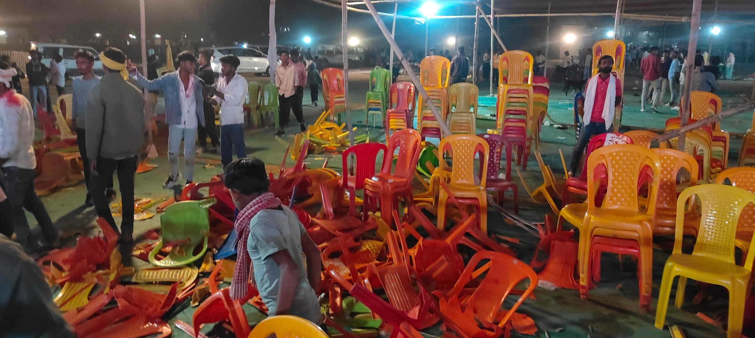 गुप्ताधाम महोत्सव में कलाकारों की प्रस्तुति के दौरान बेकाबू हुई भीड़, टूटीं सैकड़ों कुर्सियां