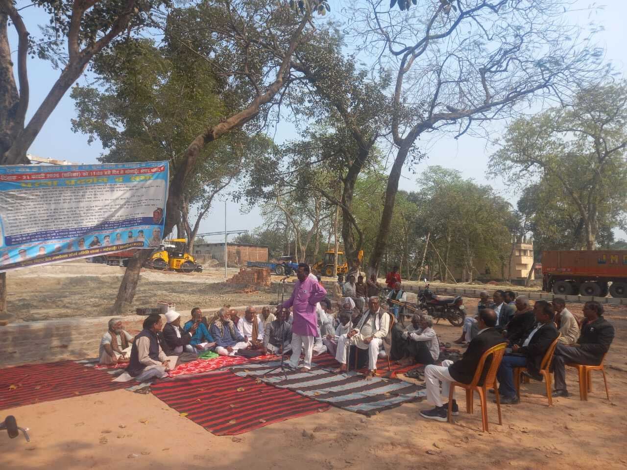 महेशखूंट में रेल उपभोक्ता संघर्ष समिति ने मांगों को लेकर दिया धरना