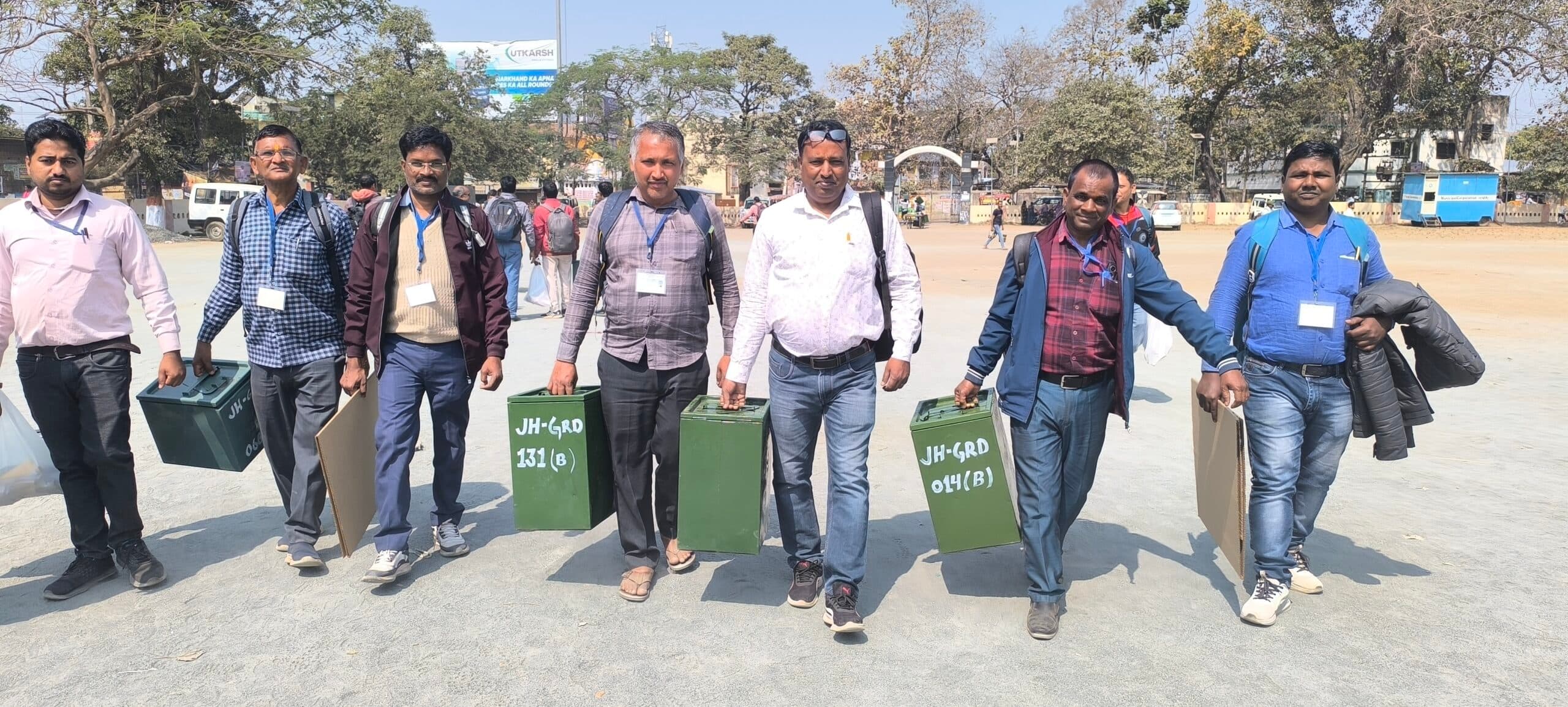 Giridih News :बूथों के लिए मतदान कर्मी हुए रवाना, सेक्टर अधिकारियों ने बूथों पर पहुंचाया मत पत्र