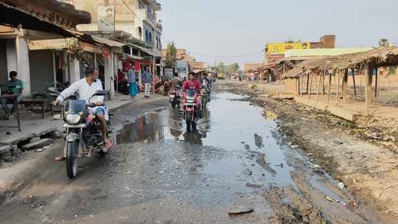 हनवारा बाजार में सड़कों पर जमा गंदा पानी, बीमारी का बना कारण