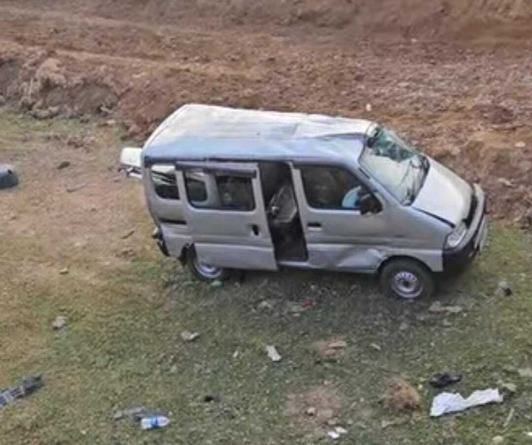 Giridih News :पुल से 20 फीट नीचे नहर में गिरी कार, चार घायल