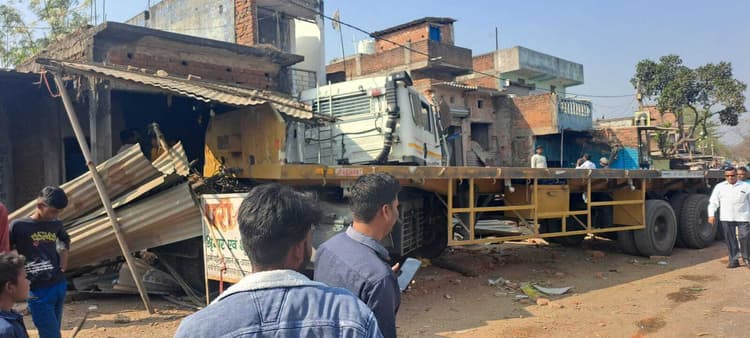 Giridih News :डबरसैनी में अनियंत्रित टेलर ने सात दुकानों को किया ध्वस्त