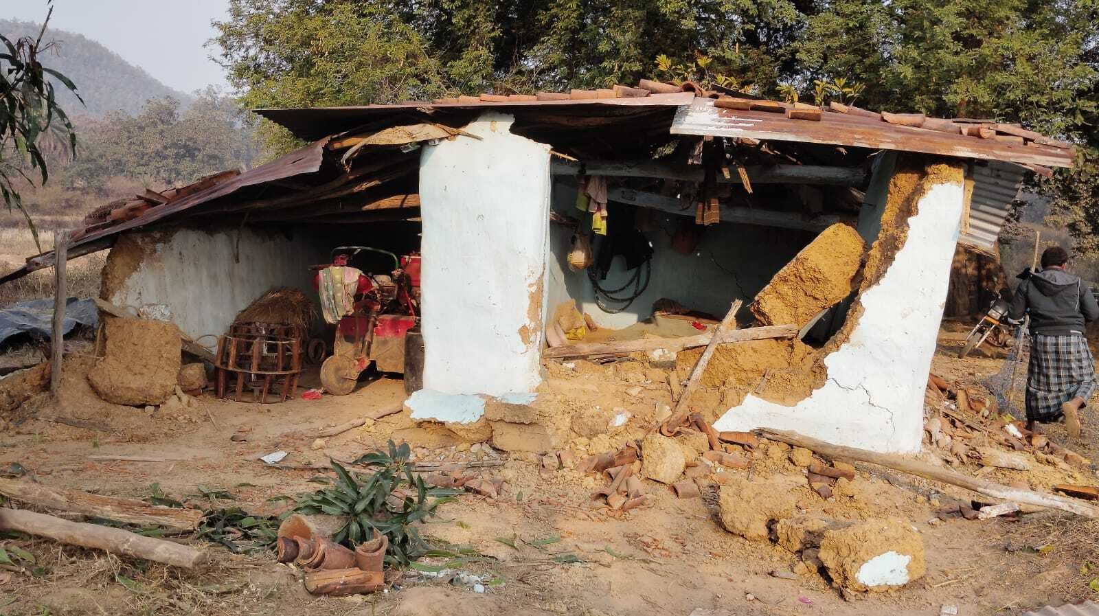 Chaibasa News : जंगली हाथियों का आतंक दो घर तोड़े, फसलें बर्बाद