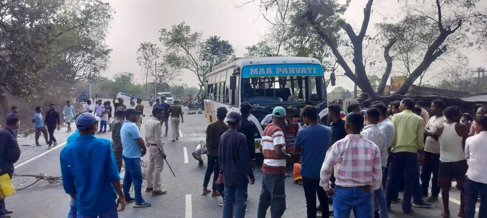 East Singhbhum News : पार्वती बस ने साइकिल सवार को आधा किमी घसीटा, मौत<bha>;</bha> चार घंटे सड़क जाम