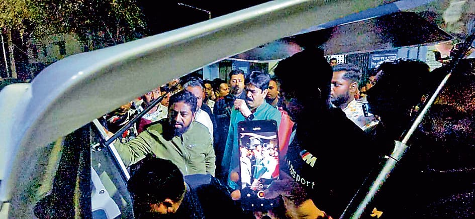 भांगड़ : तृणमूल विधायक शौकत मोल्ला के काफिले पर हमला, वाहन क्षतिग्रस्त, तनाव