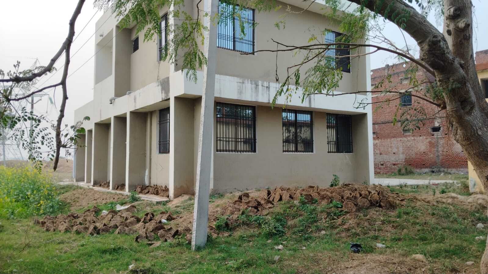 मोकरम के नवनिर्मित उपस्वास्थ्य केंद्र में थोपे जा रहे उपले