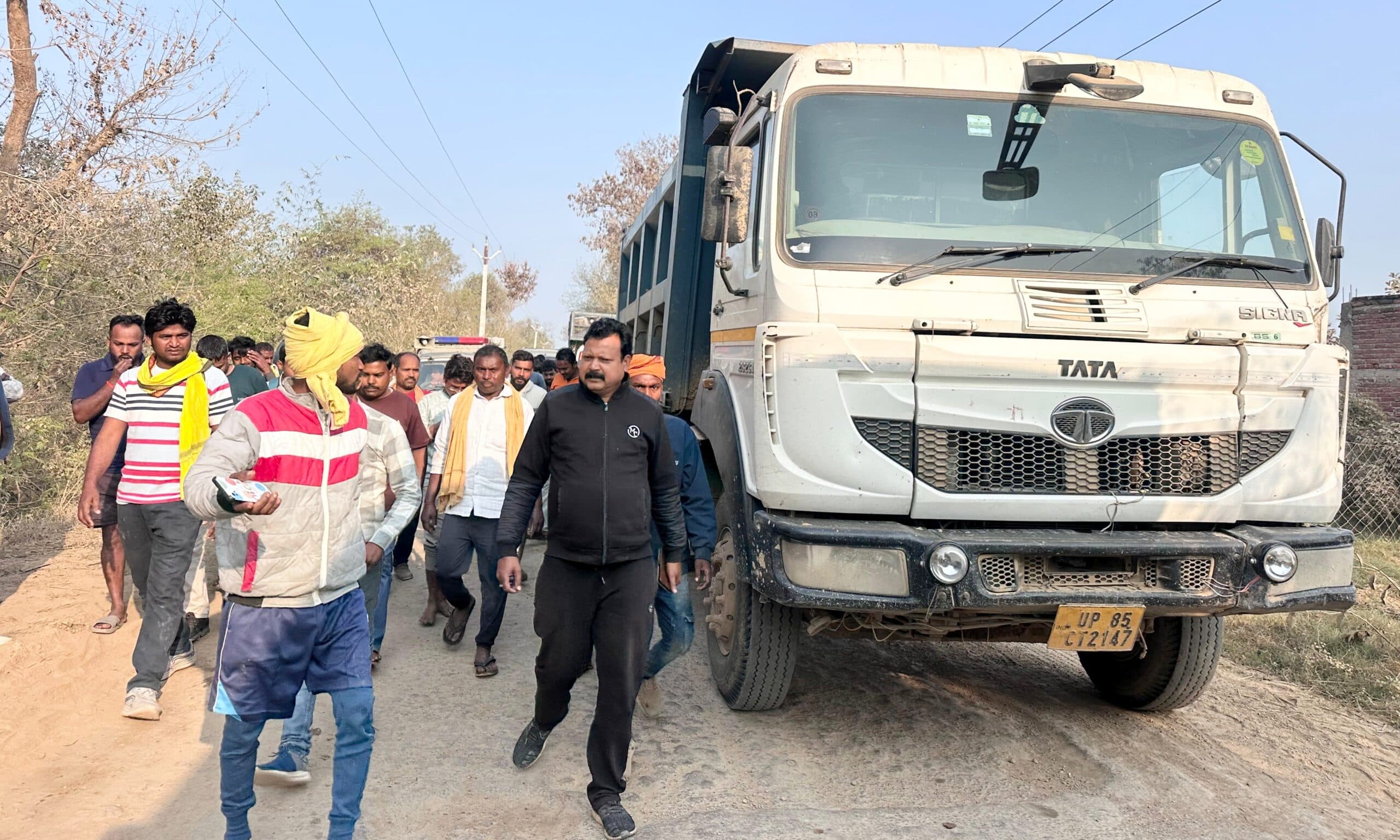 अनियंत्रित हाइवा ने छात्र को मारी टक्कर, आक्रोशित ग्रामीणों ने किया रोड जाम