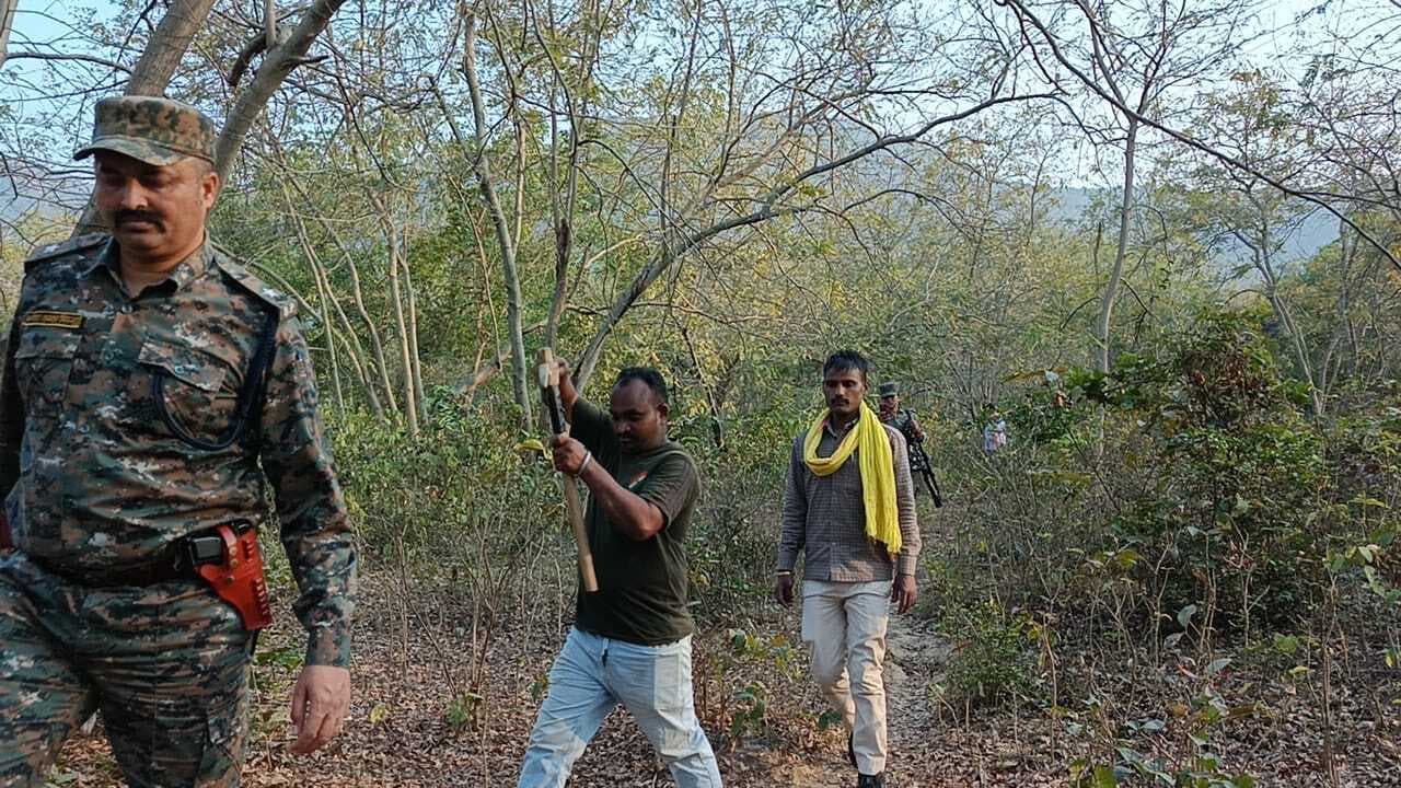 लक्ष्मण नगर में 110 लीटर शराब बरामद, कई लीटर घोल नष्ट