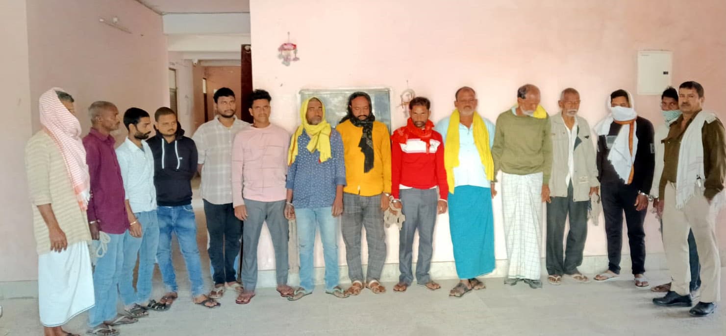 शराब के साथ एक तस्कर व 13 पियक्कड़ गिरफ्तार