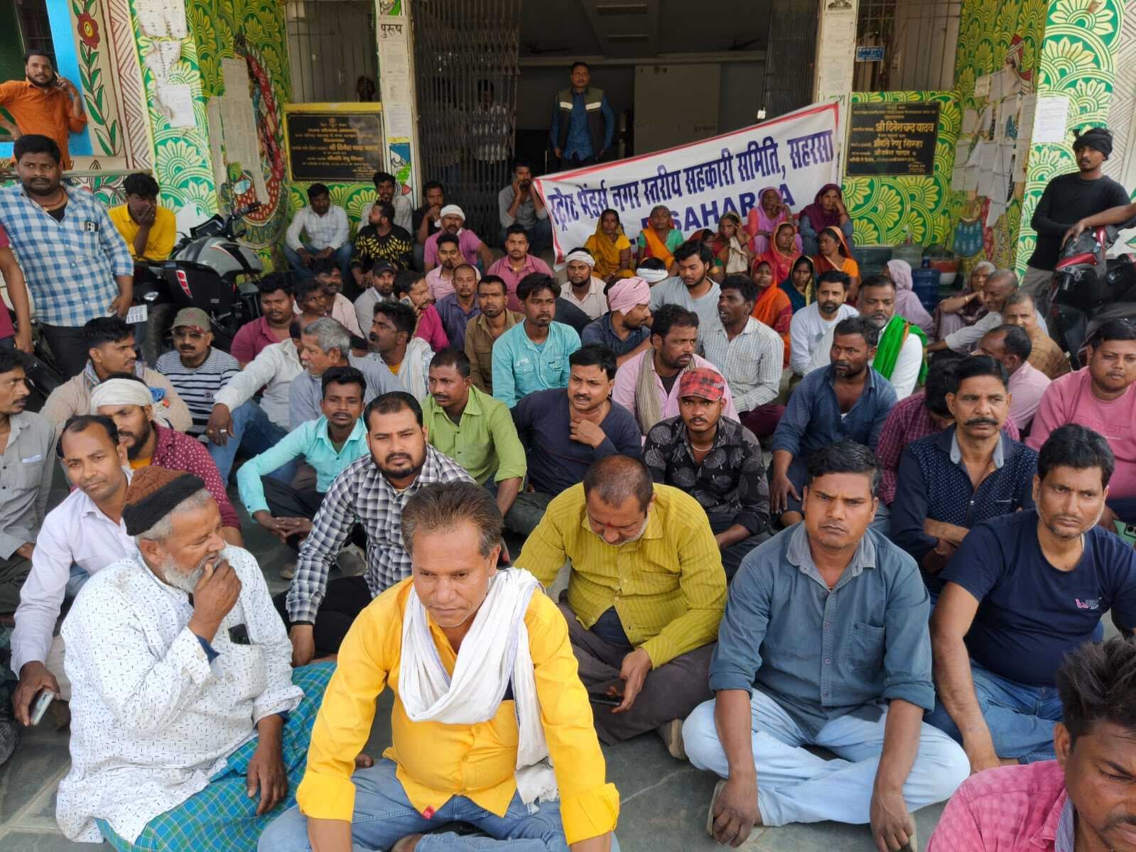 फुटपाथ दुकानदारों ने निगम कार्यालय का किया घेराव