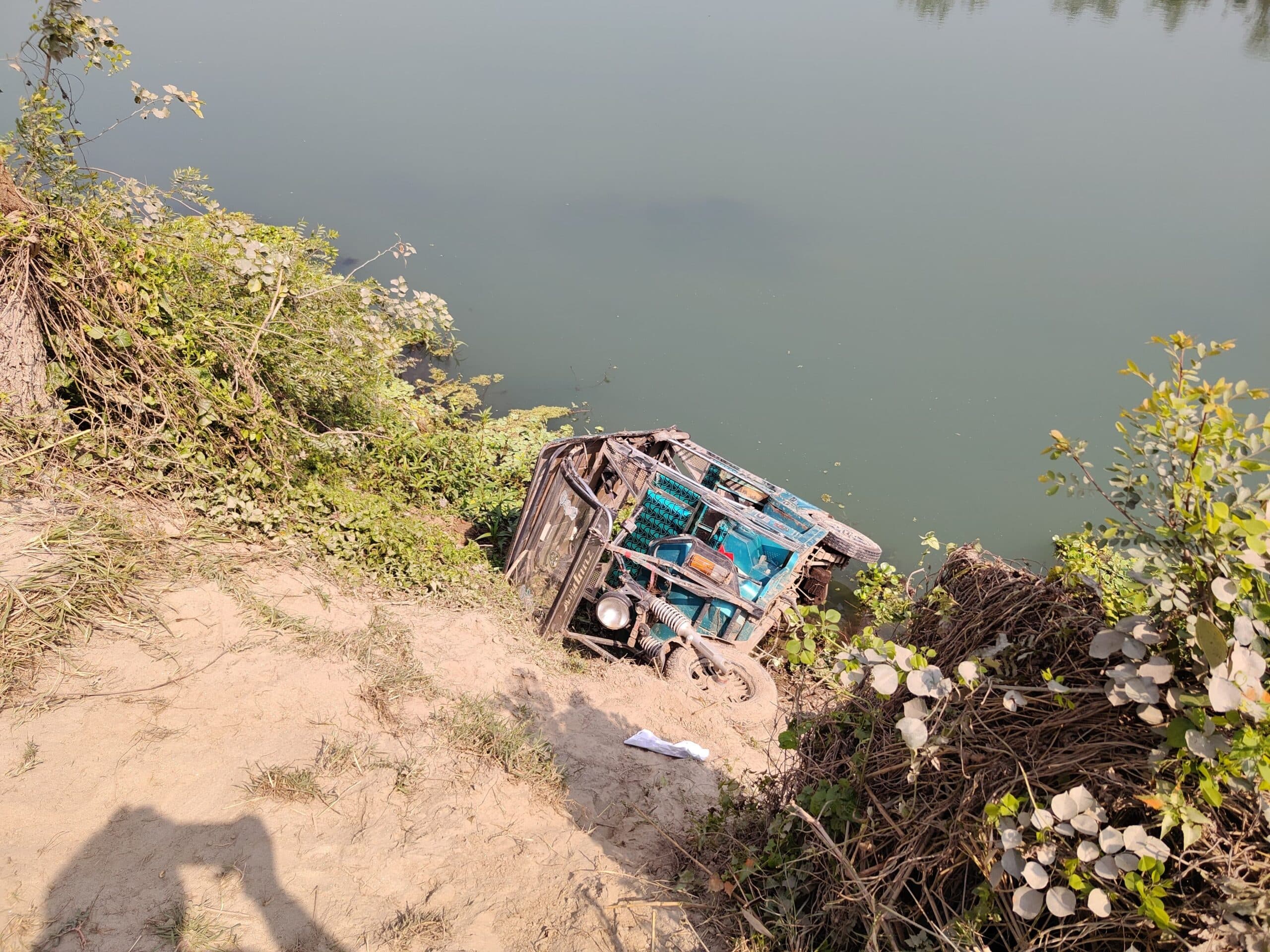 पानी में गिरा मिला अज्ञात ई रिक्शा