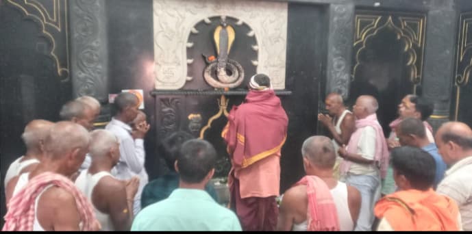 सारवां : यज्ञ को लेकर डकाय में दुबे बाबा की हुई विशेष पूजा