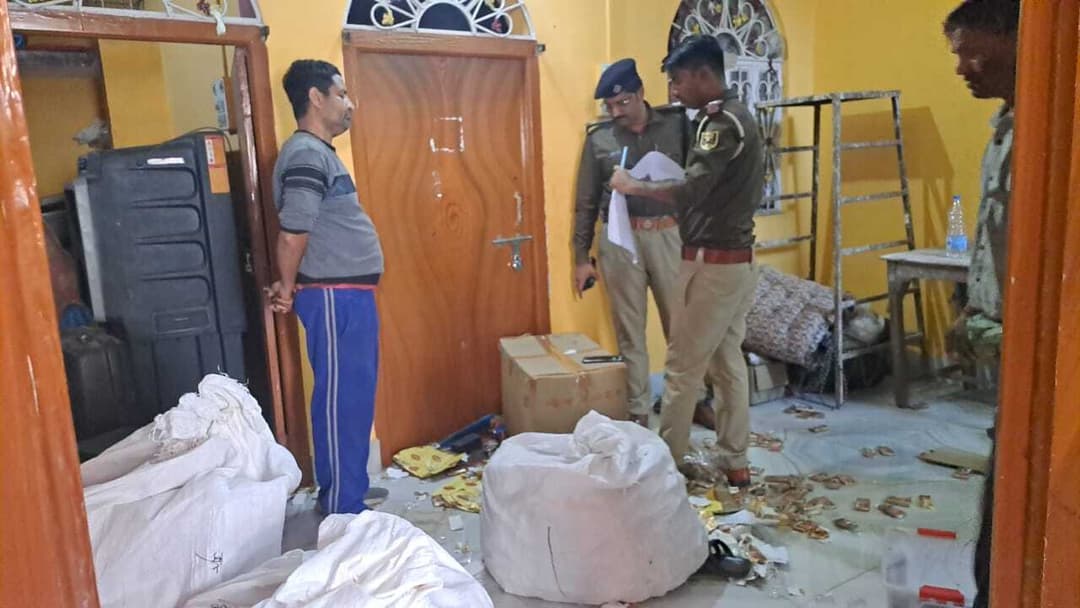 Another fake cigarette factory busted in the district, cigarettes and materials worth Rs 4 lakh seized
