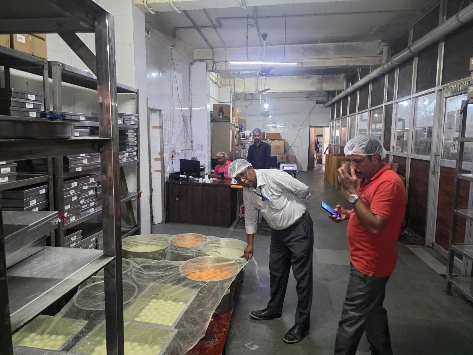 दुकानों से जांच के लिए नौ खाद्य सामग्री के लिये सैंपल