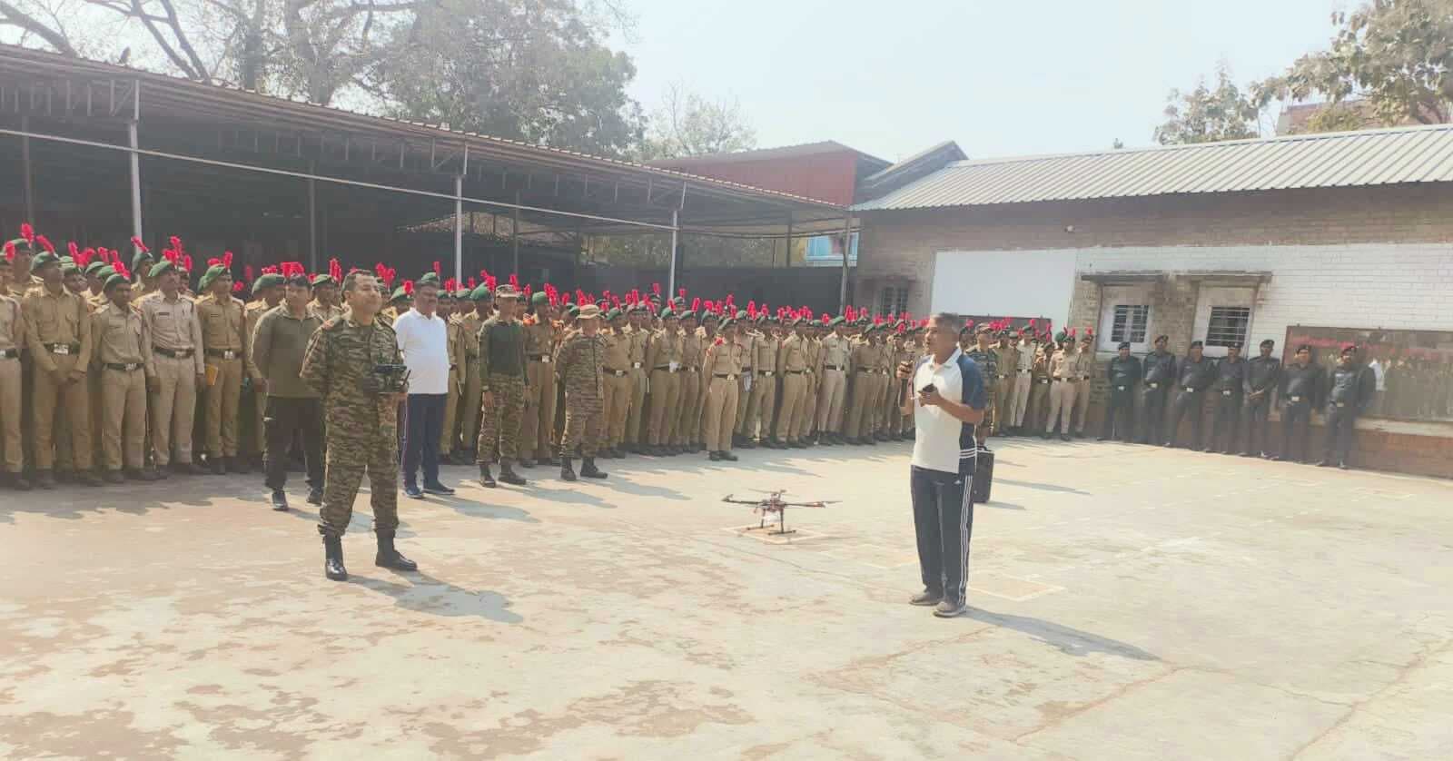 युवा आपदा मित्र शिविर के दौरान कैडेट्स को दिया गया ड्रोन का प्रशिक्षण