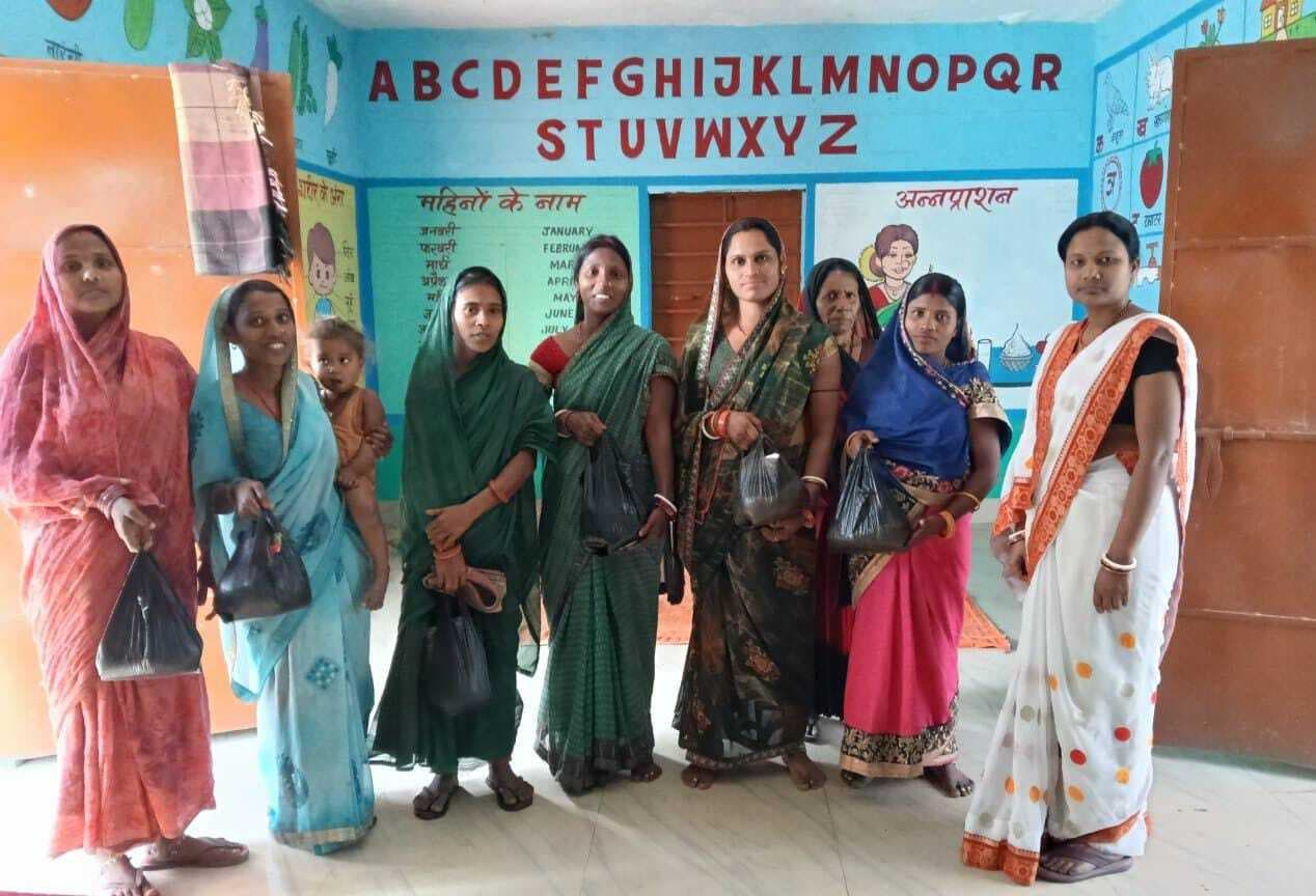 आंगनबाड़ी केंद्रों पर टीएचआर का वितरण, लाभुकों के खिले चेहरे