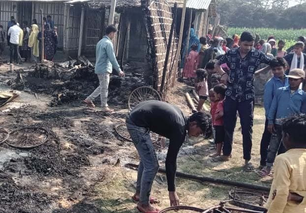 आग लगने से दो परिवारों का घर समेत सारा सामान जला