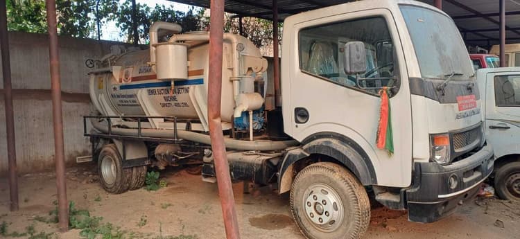 बिना चले ही कबाड़ बन गयीं महंगी मशीनें व वाहन, करोड़ों का नुकसान