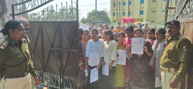 हिंदी उर्दू की परीक्षा समाप्त, आज संस्कृत की परीक्षा