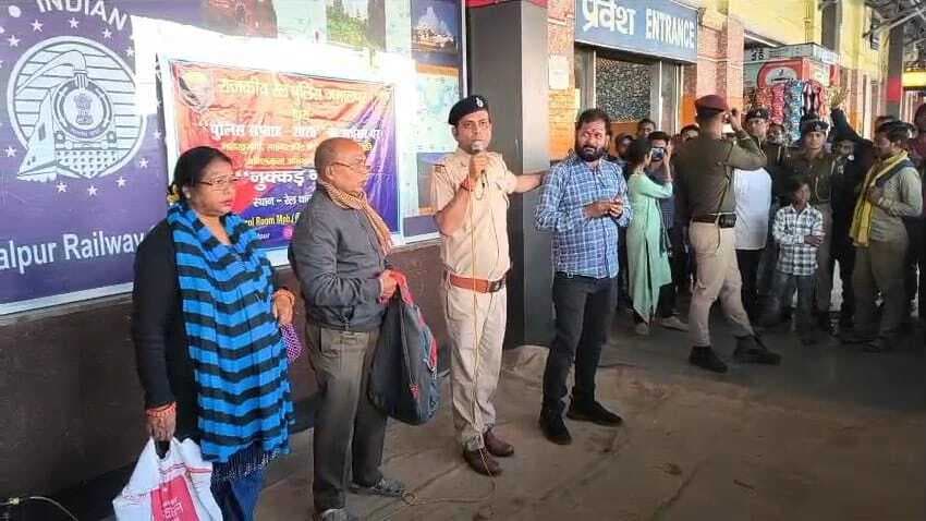 जमालपुर स्टेशन पर नुक्कड़ नाटक के माध्यम से नशा मुक्ति को ले किया जागरूक